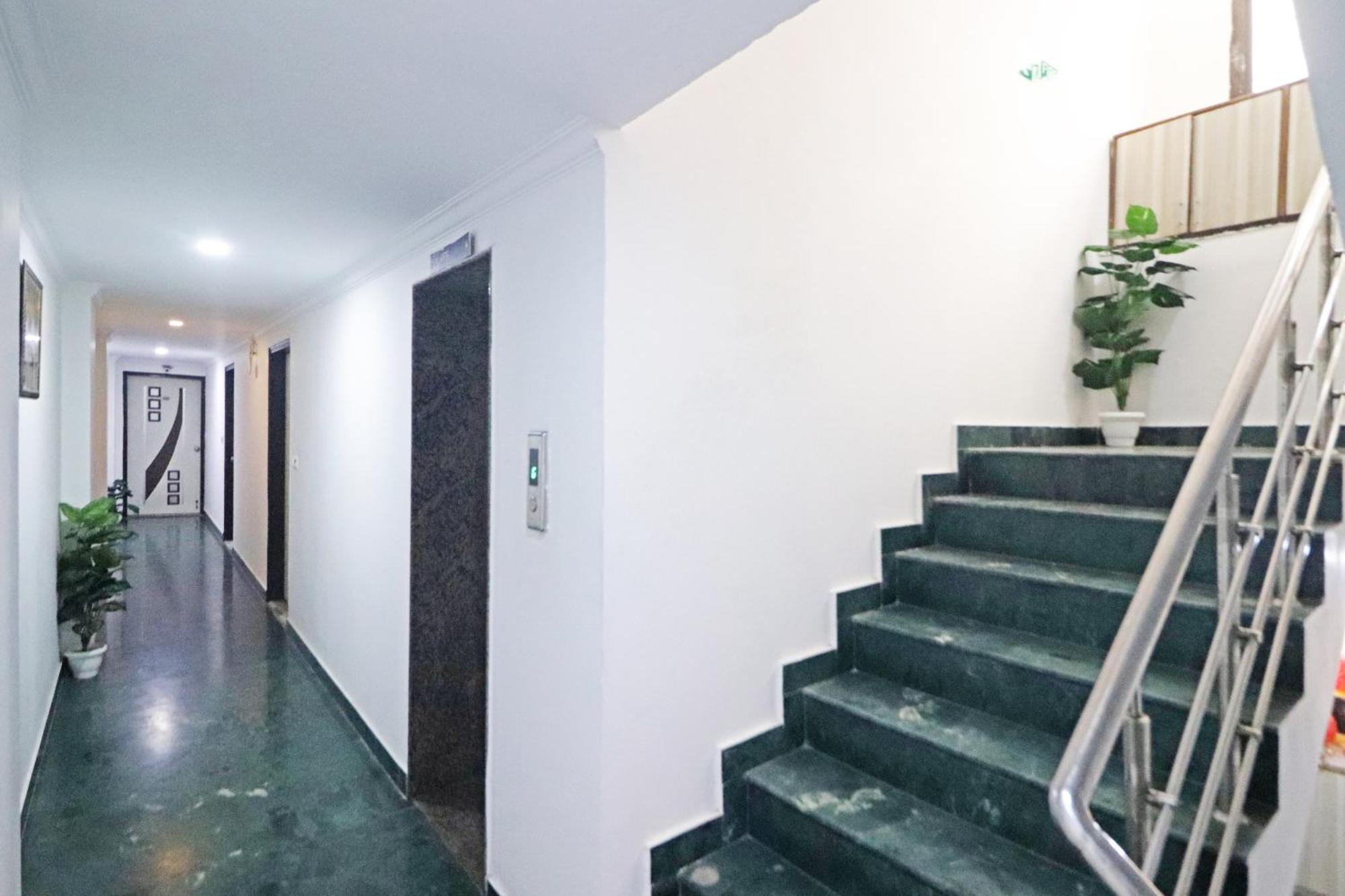 Hotel Clink New Delhi Airport Экстерьер фото