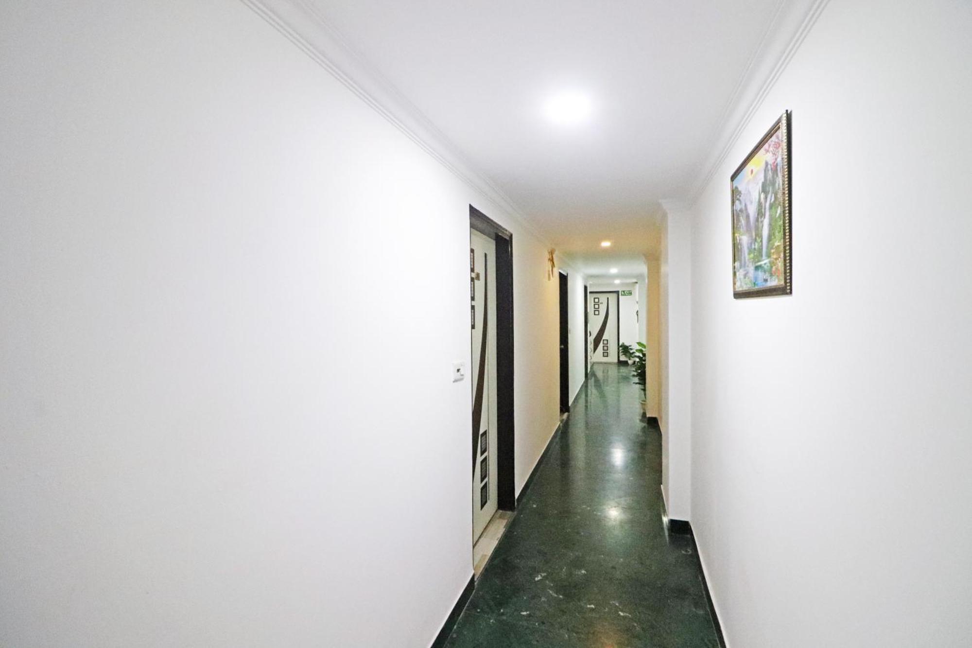 Hotel Clink New Delhi Airport Экстерьер фото