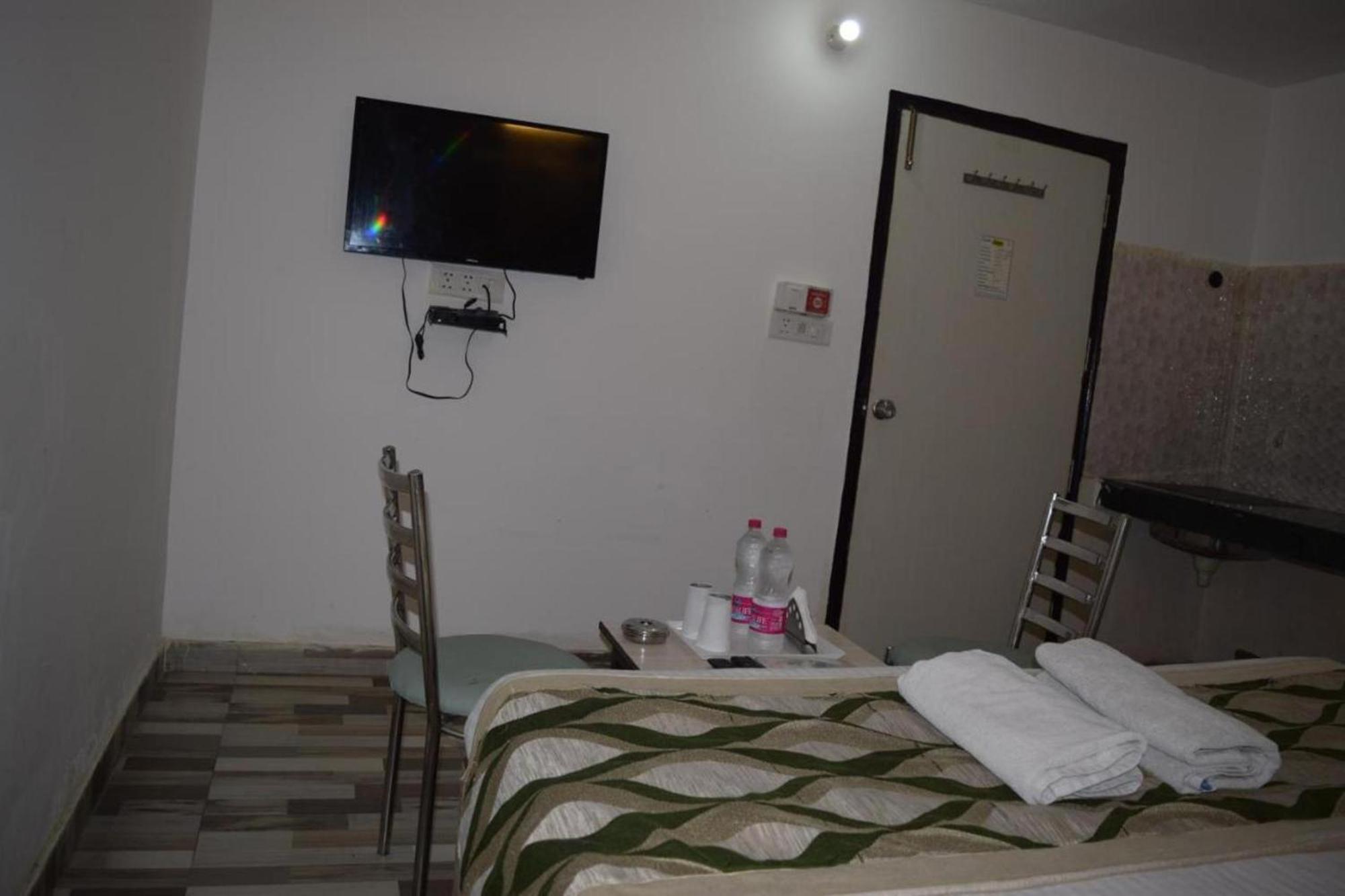 Hotel Clink New Delhi Airport Экстерьер фото