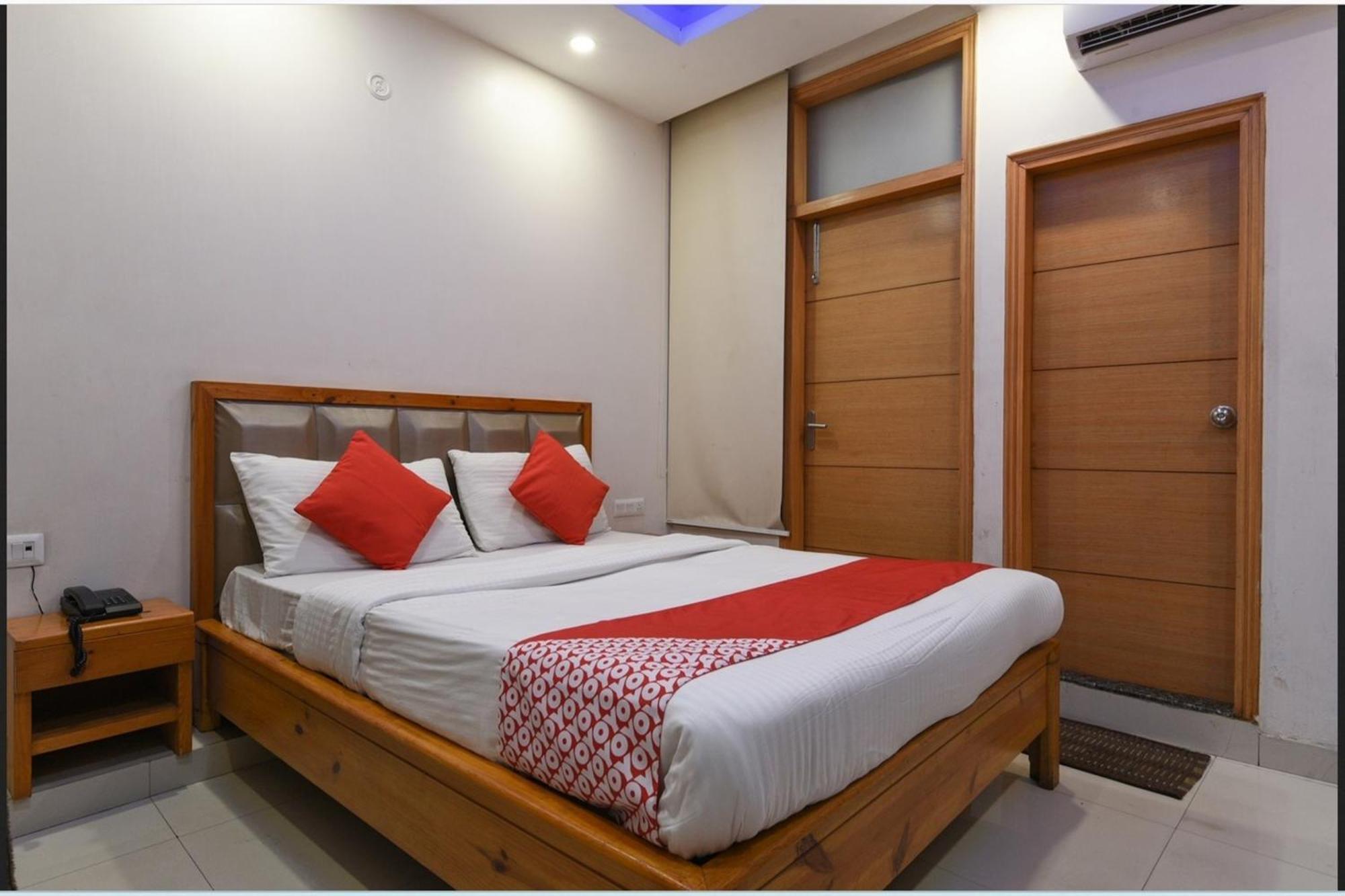 Hotel Clink New Delhi Airport Экстерьер фото