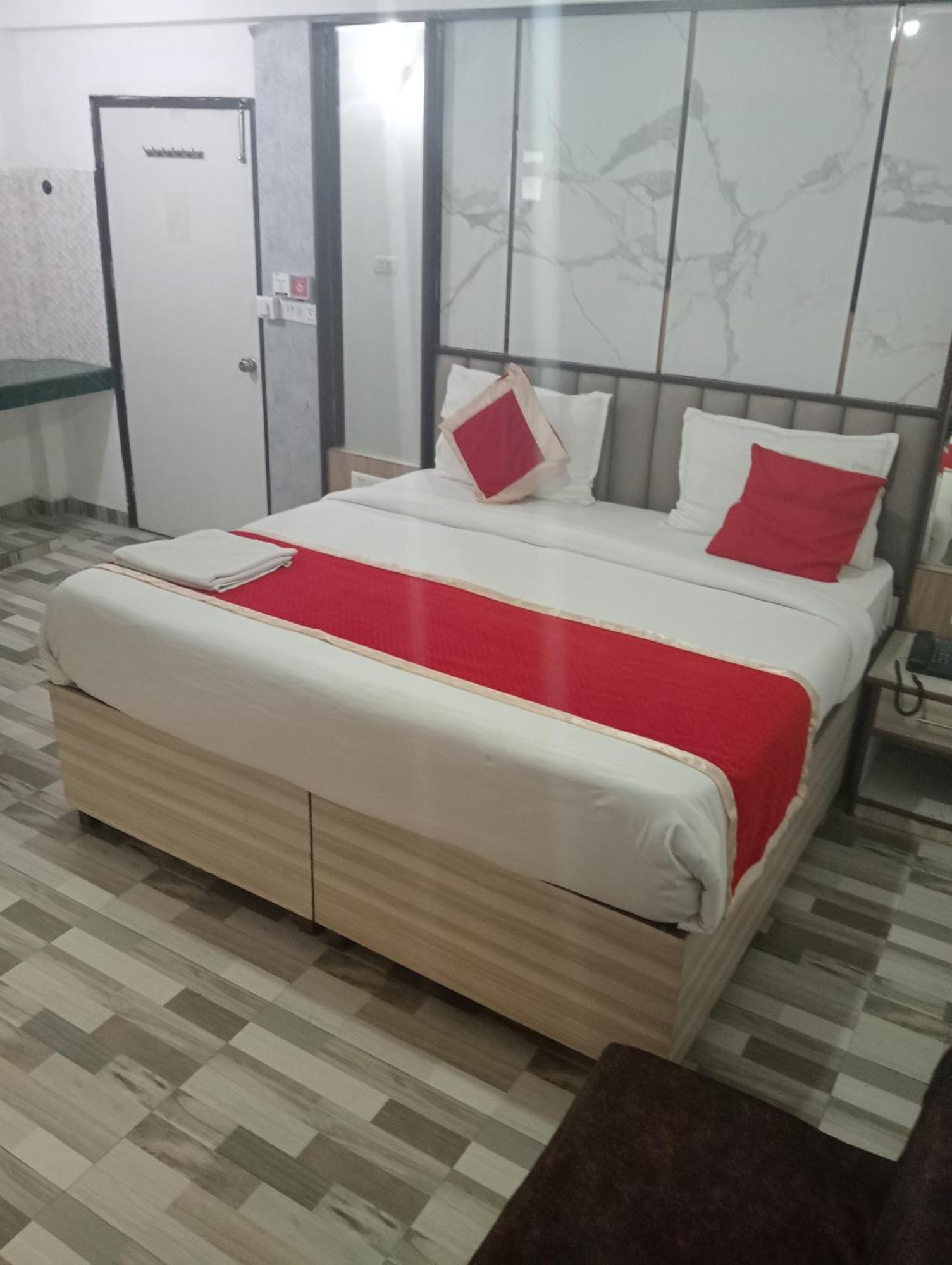 Hotel Clink New Delhi Airport Экстерьер фото