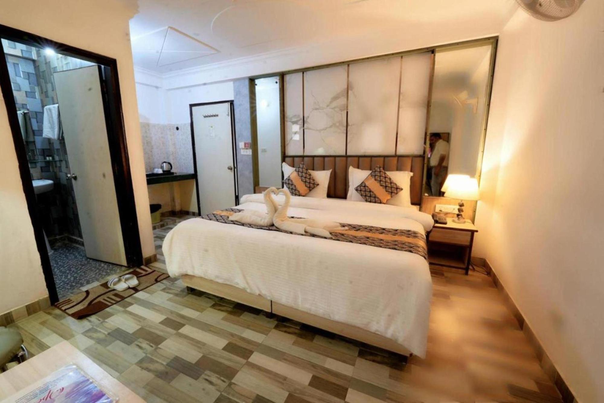 Hotel Clink New Delhi Airport Экстерьер фото